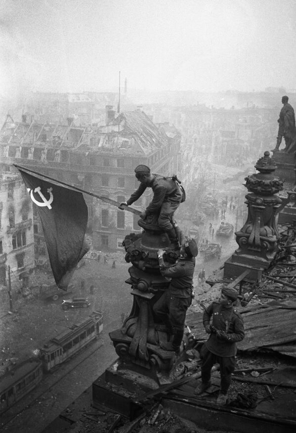 Hasteamento da bandeira da Vitória sobre o prédio do Reichstag - Sputnik Brasil
