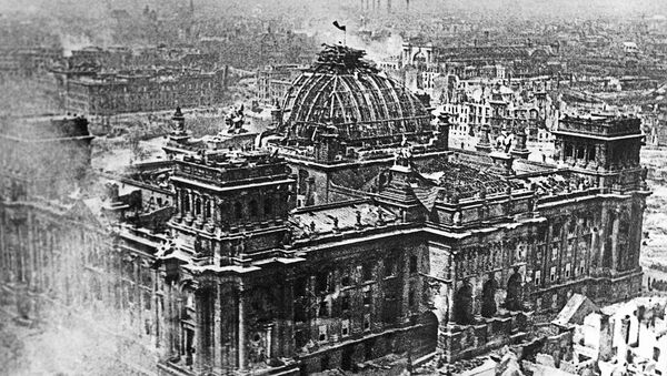 Bandeira da Vitória sobre o Reichstag em Berlim em 1º de maio de 1945 - Sputnik Brasil