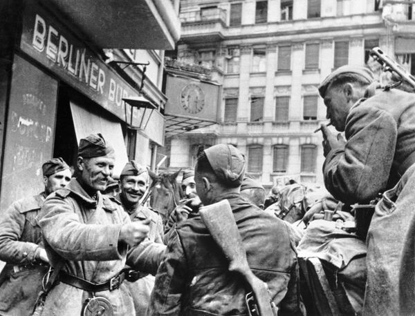 Soldados libertadores soviéticos celebram a Vitória em Berlim - Sputnik Brasil