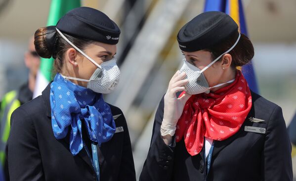 Aeromoças usam máscaras de proteção no aeroporto de Belgrado - Sputnik Brasil