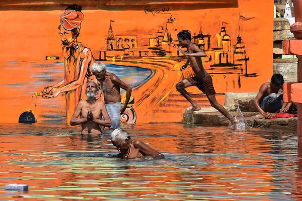 Hindus se banham em festival anual da primavera Akshaya Tritiya - Sputnik Brasil