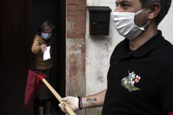 Mulher entrega dinheiro a membro da fazenda San Giorgio na Itália - Sputnik Brasil