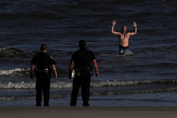 Homem sai do mar após ser detido pela polícia do Texas
 - Sputnik Brasil
