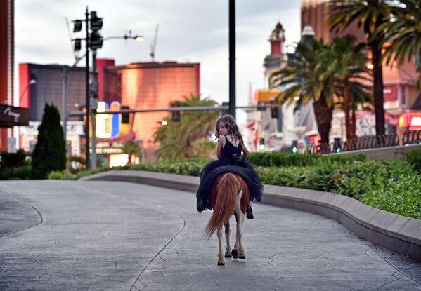 Menina montada em pônei passeia nas ruas de Las Vegas
 - Sputnik Brasil