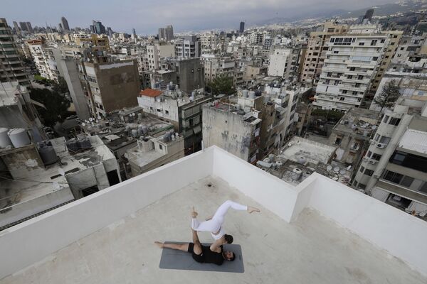 Instrutor de ioga no telhado de um prédio em Beirute
 - Sputnik Brasil