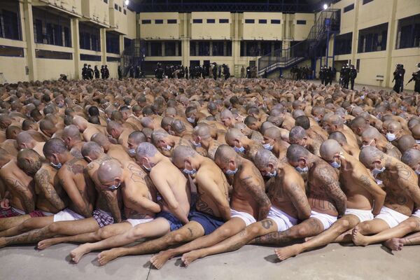 Presidiários na prisão de San Salvador durante vistoria
 - Sputnik Brasil