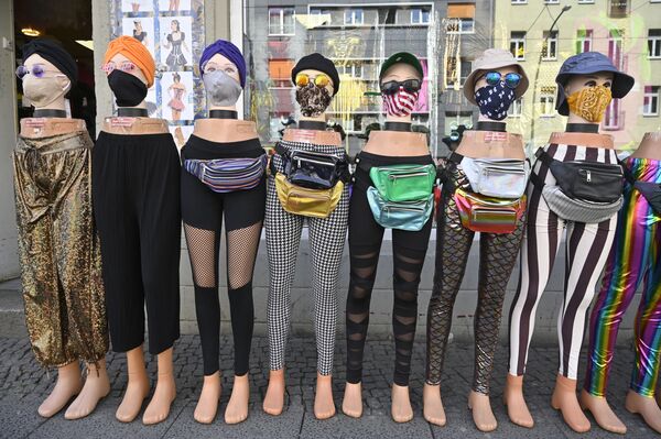 Máscaras de proteção são vendidas em loja de roupas em Berlim, na Alemanha
 - Sputnik Brasil