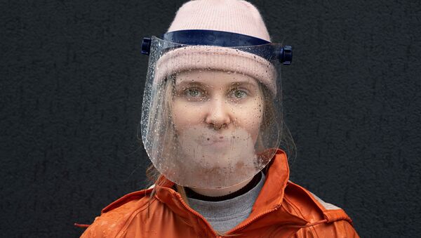 Mulher usando escudo facial (foto de arquivo) - Sputnik Brasil