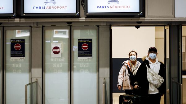 Passageiros desembarcam no aeroporto Charles de Gaulle, em Paris, na França. - Sputnik Brasil