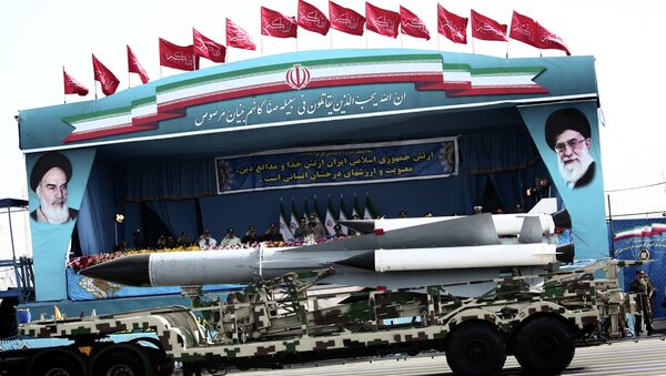 Sistema de mísseis S-200 sendo conduzido por comandantes militares iranianos (imagem de arquivo) - Sputnik Brasil