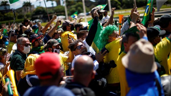 O fotojornalista Dida Sampaio (ao centro com uma câmera na mão e óculos) é empurrado de uma escada e agredido por apoiadores de Jair Bolsonaro. - Sputnik Brasil