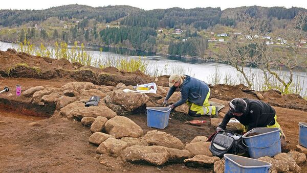 Arqueólogos noruegueses conduzindo escavações no cemitério de Alversund - Sputnik Brasil