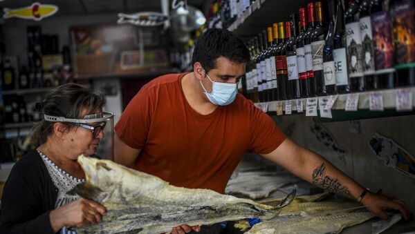 Pequenos comércios reabrem as portas em Portugal, com obrigatoriedade do uso de máscaras e limite máximo de atendimento de cinco clientes por vez - Sputnik Brasil