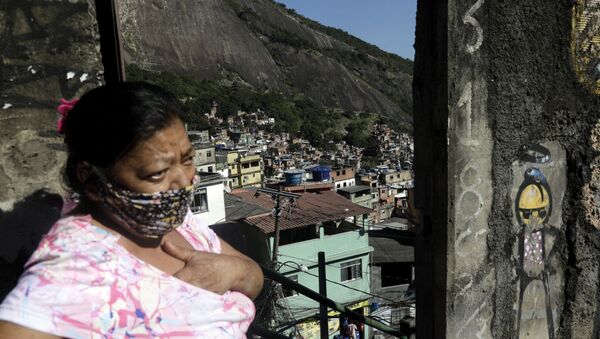 Mulher usando máscara na Rocinha, Rio de Janeiro, durante pandemia de coronavírus. - Sputnik Brasil