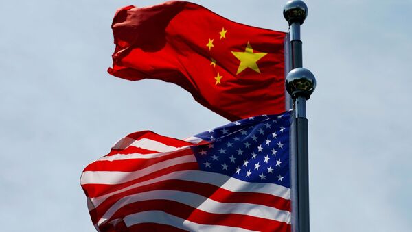 Bandeiras da China e dos EUA ondulando em Xangai, China - Sputnik Brasil