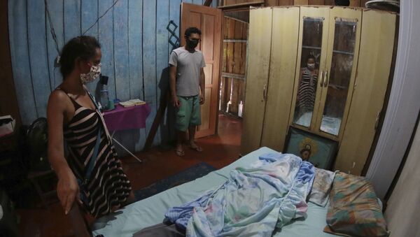 Parentes ficam ao lado do corpo de uma vítima de 86 anos da COVID-19 em Manaus (AM) - Sputnik Brasil