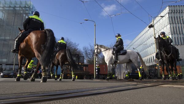 Polícia holandesa patrulha rua durante protesto de fazendeiros em Haia, em 19 de fevereiro de 2020 - Sputnik Brasil