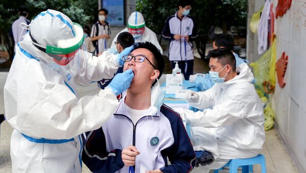Trabalhadores em trajes protetores recolhem amostras de alunos em Wuhan, China - Sputnik Brasil