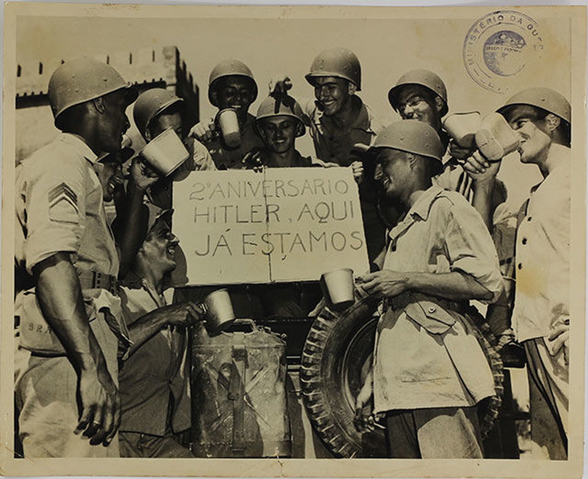 Homens da Força Expedicionária Brasileira (FEB) seguram placa com provocação a Adolph Hitler. - Sputnik Brasil, 1920, 09.05.2022