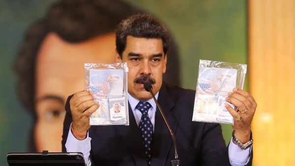 Presidente da Venezuela, Nicolás Maduro, exibe documentos de norte-americanos capturados após tentativa frustrada de invasão, 6 de maio de 2020 - Sputnik Brasil