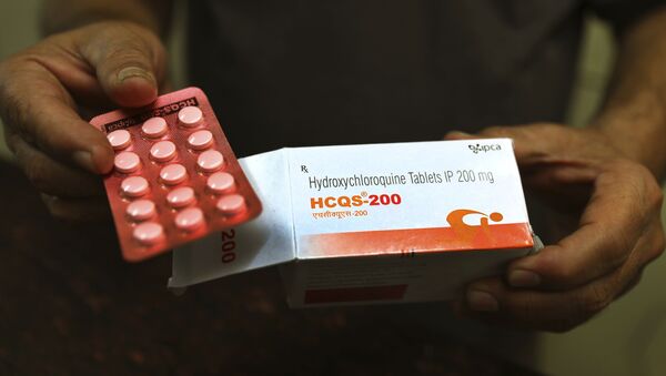 Paciente exibe cartela de comprimidos da hidroxicloroquina em Nova Deli, na Índia - Sputnik Brasil