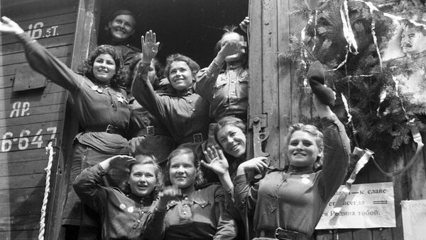 Moças soviéticas voltando da Alemanha para seu país em 1945 - Sputnik Brasil