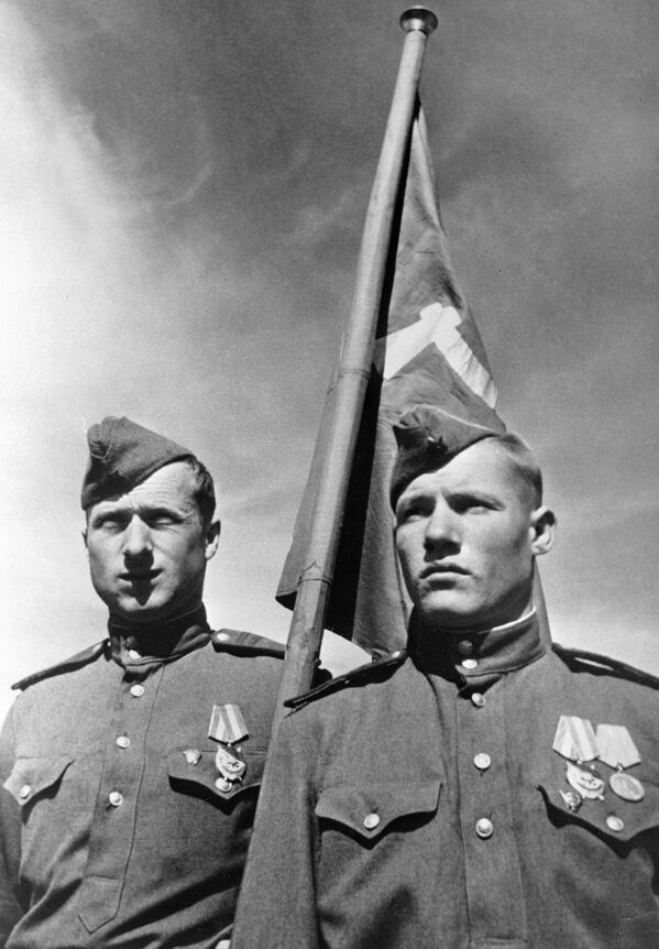 Os soldados soviéticos Mikhail Egorov (à direita) e Meliton Kantariya (à esquerda) que fincaram a bandeira da Vitória sobre o Reichstag - Sputnik Brasil