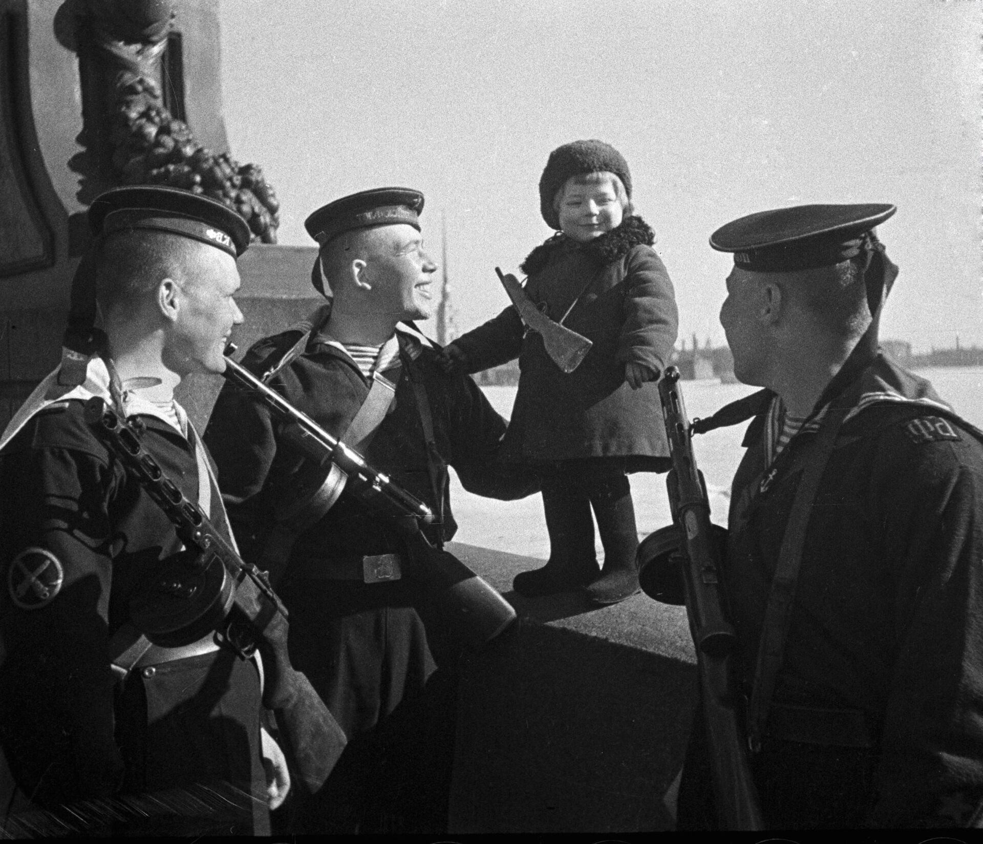 Marinheiros da Frota do Báltico da União Soviética conversam com garotinha órfã durante a evacuação de crianças de Leningrado, que estava sitiada - Sputnik Brasil, 1920, 18.01.2023