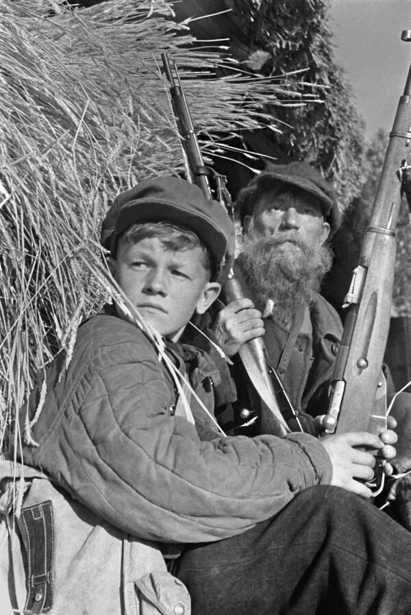 Os partisans Leonid Fedorov, de 13 anos, e o agricultor I.V. Grishin durante uma patrulha na região de Leningrado em 1943 - Sputnik Brasil