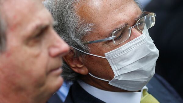 Ministro da Economia, Paulo Guedes, usa máscara protetora, ao lado do presidente do Brasil, Jair Bolsonaro, em Brasília, 7 de maio de 2020 - Sputnik Brasil