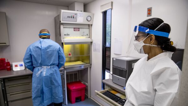 Especialistas médicos em laboratório de testes do coronavírus nos EUA - Sputnik Brasil