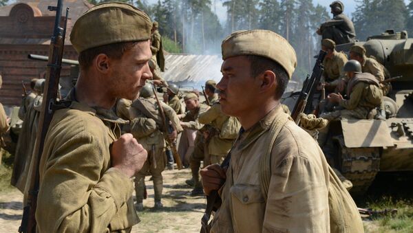 Tenente Ogarkov e soldado Dzhurabayev após batalha contra os alemães, no filme 'Caminho para Berlim', de 2015 - Sputnik Brasil