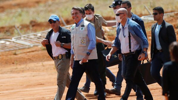 O presidente do Brasil, Jair Bolsonaro, em visita às obras do hospital de campanha federal em Águas Lindas, em Goiás. A visita em meio à pandemia da COVID-19 ocorreu em 11 de abril de 2020. - Sputnik Brasil