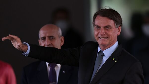 Presidente Jair Bolsonaro acena para apoiadores ao sair do Ministério da Defesa, em Brasília - Sputnik Brasil