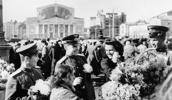 Soldados diante do Teatro Bolshoi, em Moscou, comemorando a vitória da União Soviética - Sputnik Brasil