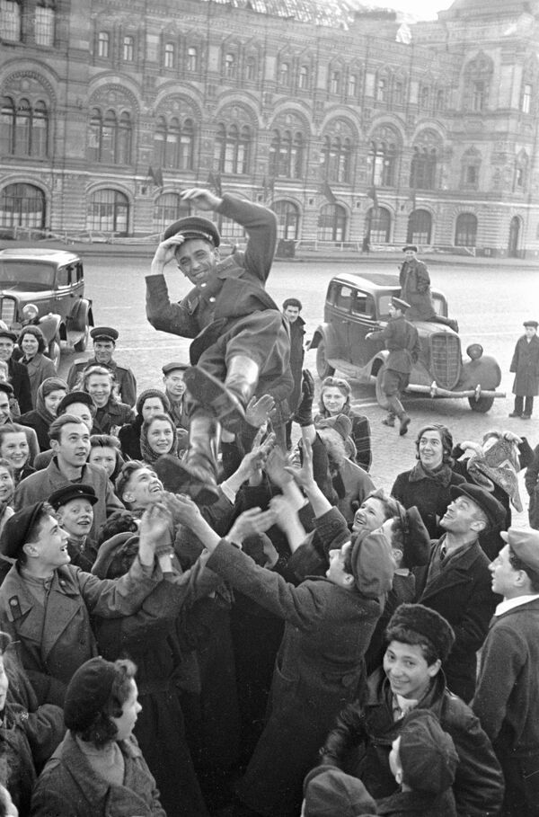 Grupo de pessoas celebra vitória da União Soviética frente à Alemanha nazista - Sputnik Brasil