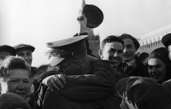 Soldado beija mulher durante comemorações do fim da Grande Guerra pela Pátria - Sputnik Brasil