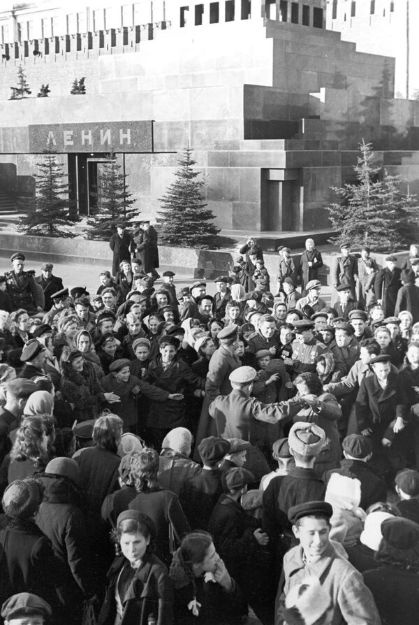 Pessoas comemoram vitória da União Soviética diante do Mausoléu de Vladimir Lenin - Sputnik Brasil