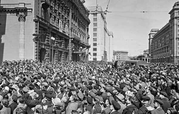 Multidão em rua de Moscou festeja vitória da União Soviética e aliados - Sputnik Brasil