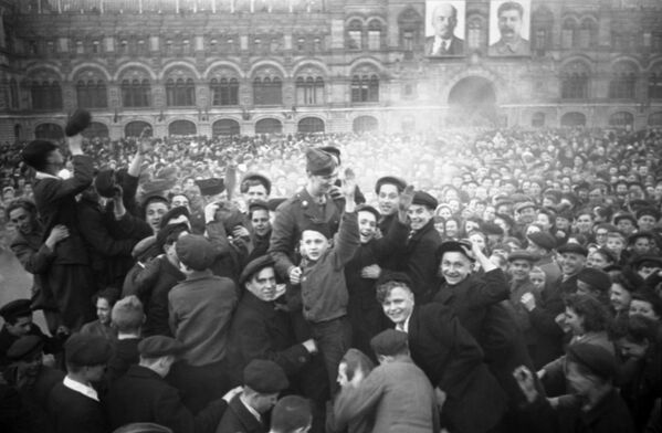 Moscovitas se reúnem na Praça Vermelha para comemorar a derrota da Alemanha nazista - Sputnik Brasil