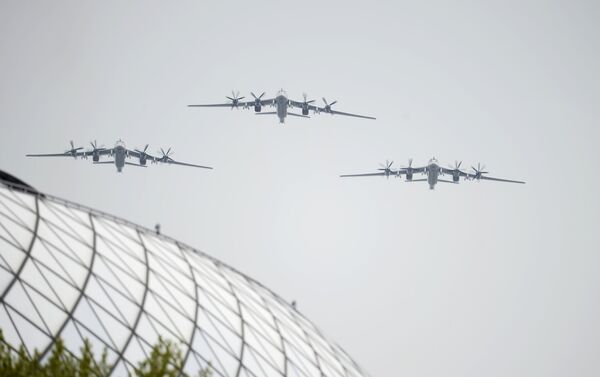 Bombardeiros estratégicos Tu-95MS durante o desfile do Dia da Vitória em Moscou - Sputnik Brasil