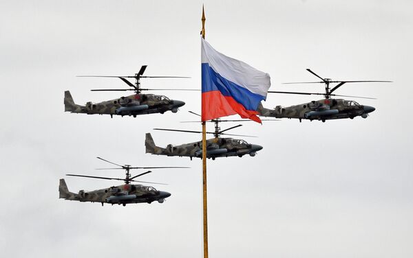Helicópteros de ataque Ka-52 Alligator durante desfile do Dia da Vitória em Moscou - Sputnik Brasil