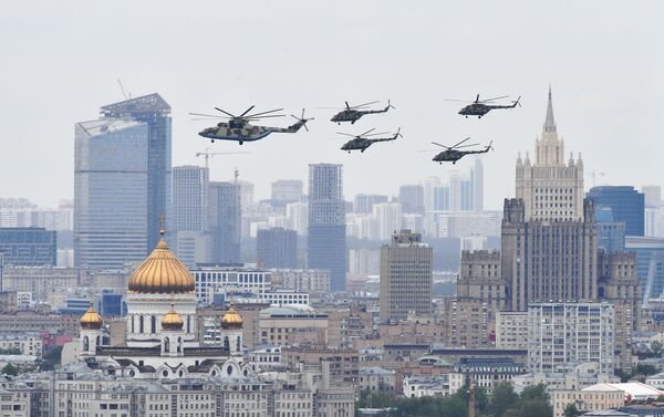 Helicóptero pesado Mi-26 e helicópteros Mi-8 sobrevoam Moscou durante o Dia da Vitória - Sputnik Brasil