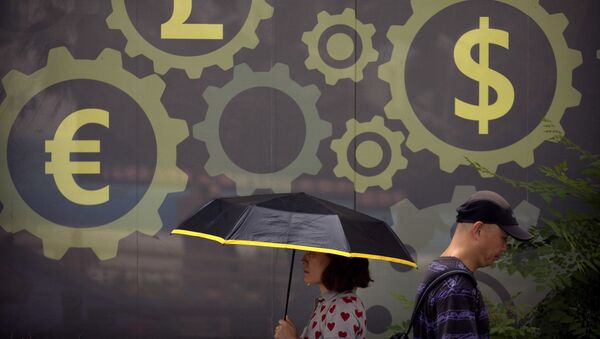 Pessoas caminham diante de mural com os símbolos de diferentes moedas - Sputnik Brasil