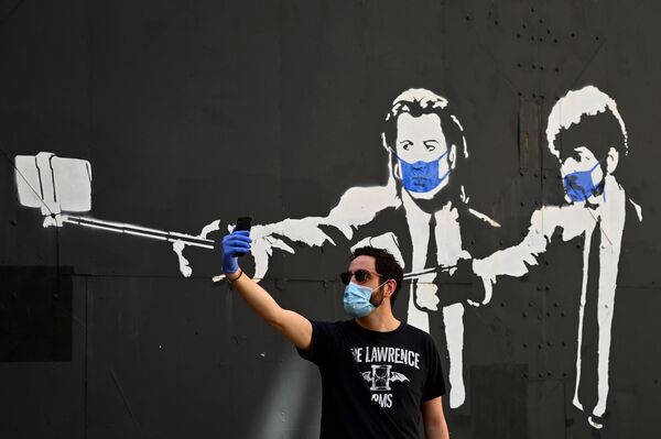 Homem faz selfie em rua de Madri, Espanha - Sputnik Brasil