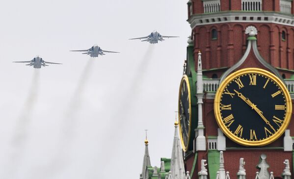 Bombardeiros Su-24 russos durante ensaio da Parada da Vitória em Moscou - Sputnik Brasil
