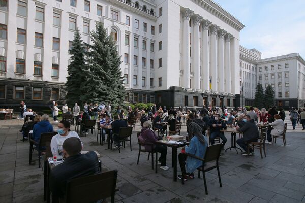 Empresários ucranianos instalam café de rua para exigir o fim da quarentena na frente do prédio da Administração do presidente da Ucrânia, em Kiev - Sputnik Brasil