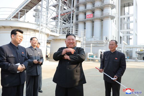 Líder norte-coreano Kim Jong-un durante visita a fábrica de fertilizantes recém-construída em seu país, em 2 de maio de 2020 - Sputnik Brasil