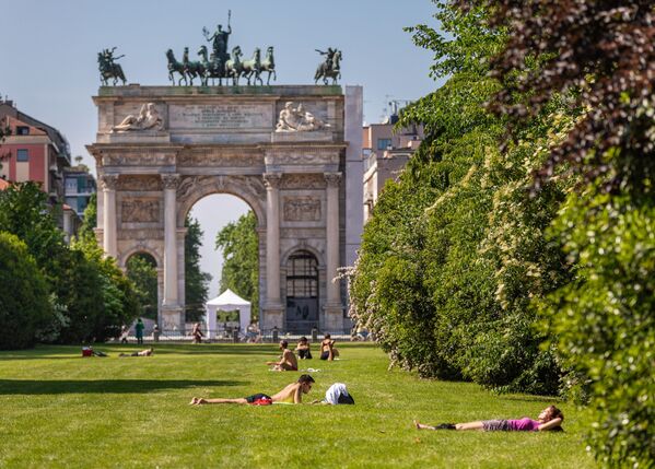 Pessoas descansando em um dos parques de Milão, Itália - Sputnik Brasil