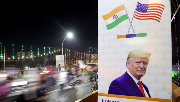 Cartaz em ponte informando sobre visita do presidente norte-americano Donald Trump à Índia, 23 de fevereiro de 2020 - Sputnik Brasil